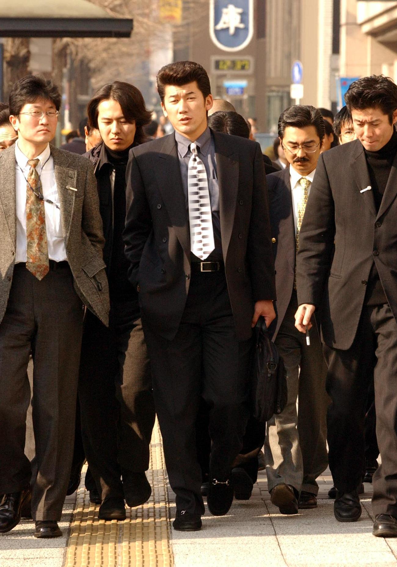 契約更改後、記者に囲まれ引き揚げる三浦大輔