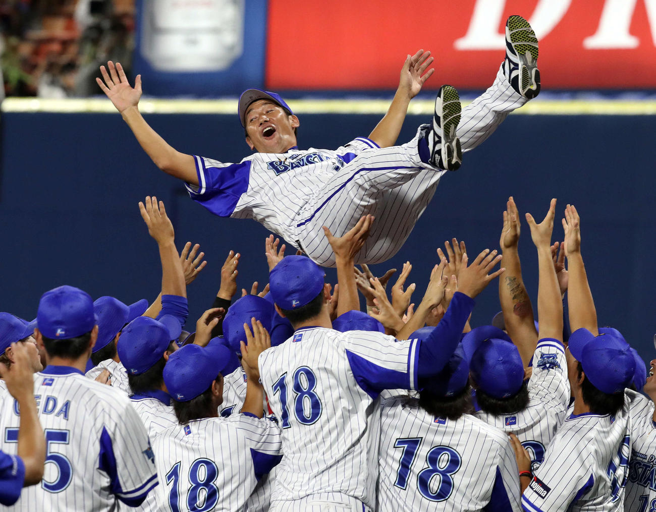 16年9月、引退試合で背番号と同じ18回胴上げされるDeNA三浦