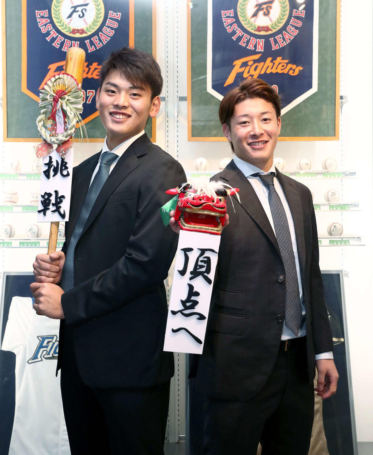 「頂点へ挑戦だ！」。日本ハム野村（左）と吉田は優勝へ向け意気込む（撮影・黒川智章）