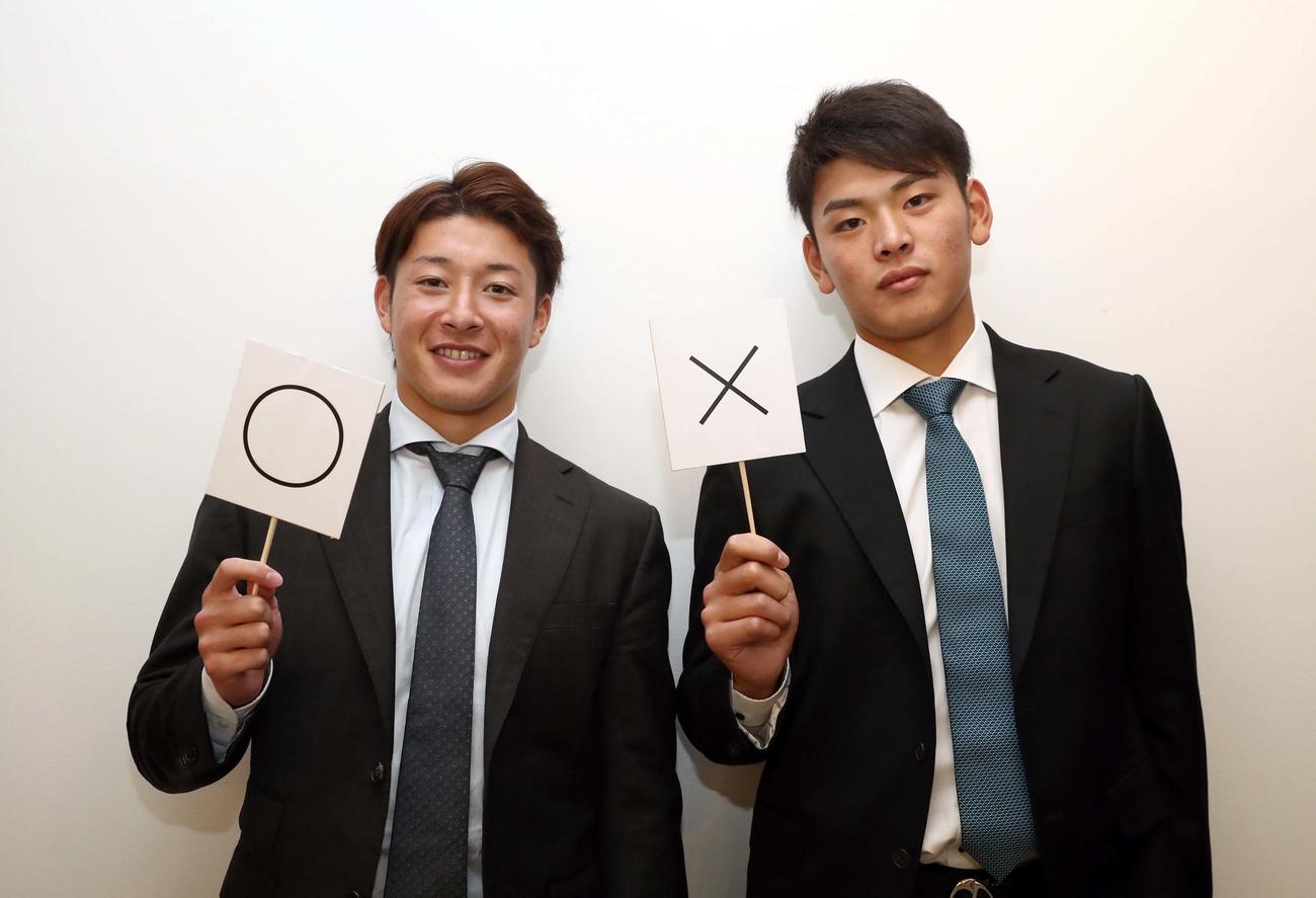 日本ハム吉田輝星（左）と野村佑希