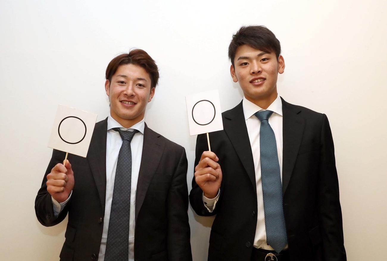 日本ハム吉田輝星（左）と野村佑希　