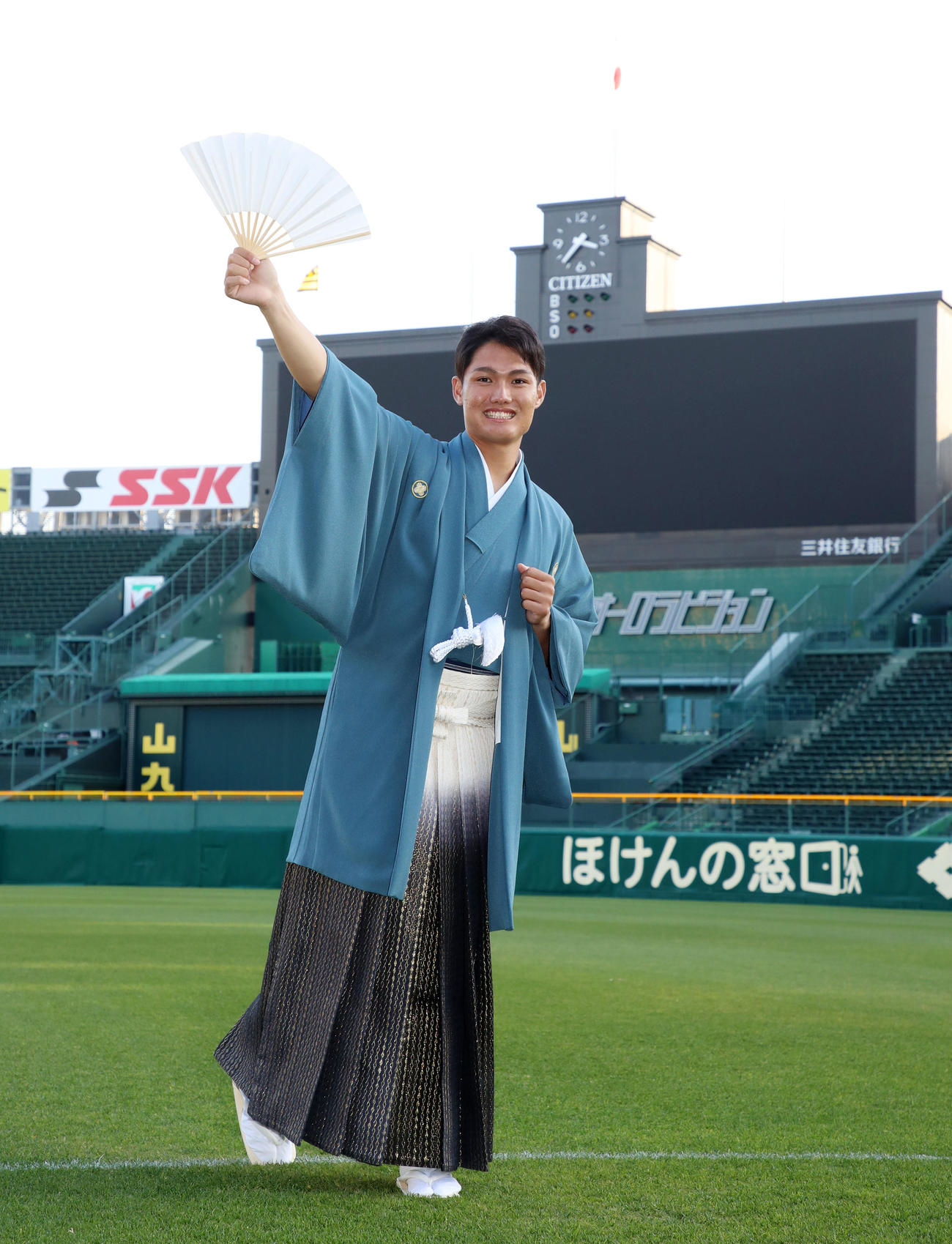はかま姿でシャドーピッチングを披露する西純矢