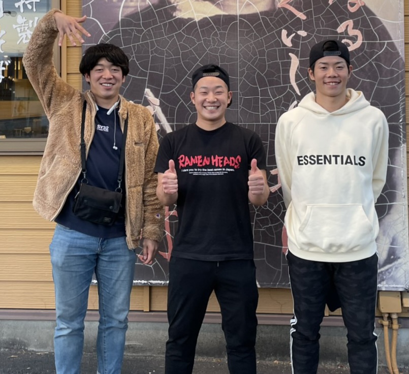 巨人松原聖弥（右）と長男のロングアイランドの侑潔（左）が、三男涼雄さんの働くラーメン店「大勝軒赤ふじ」を訪れた（涼雄さん提供）