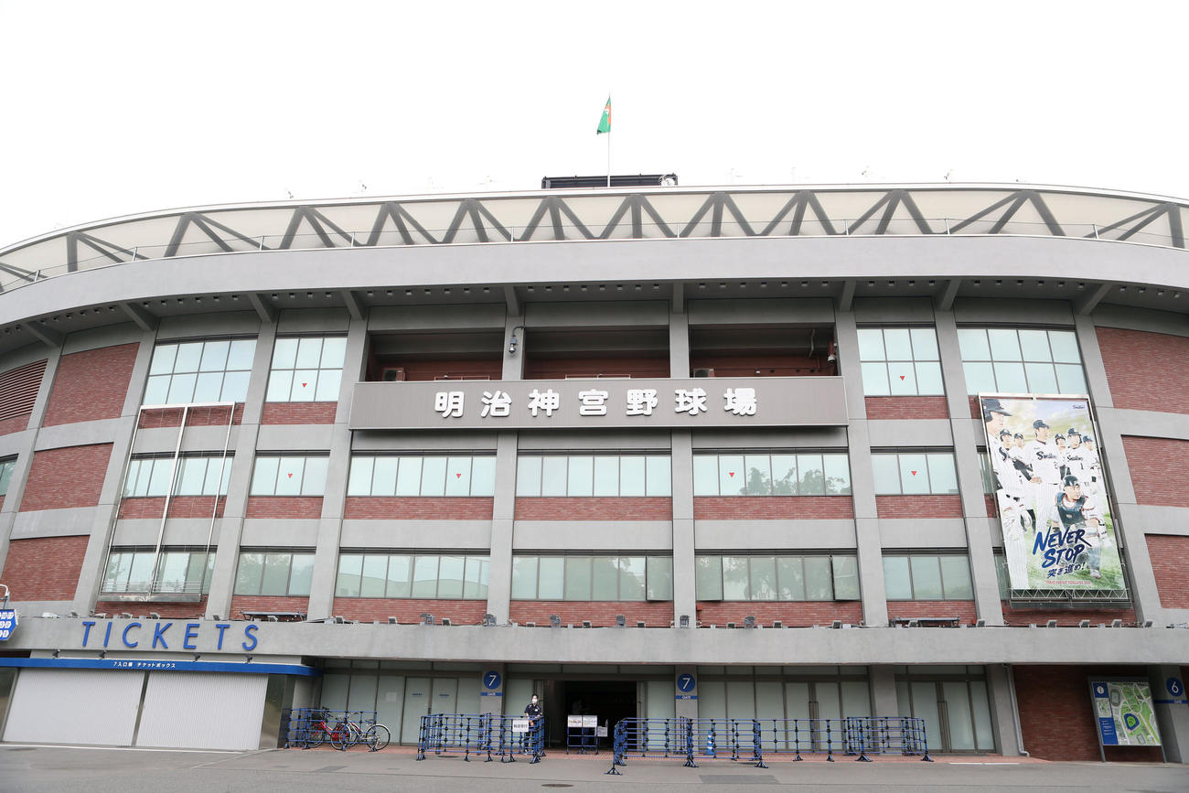 神宮球場正面入り口（2020年6月2日）