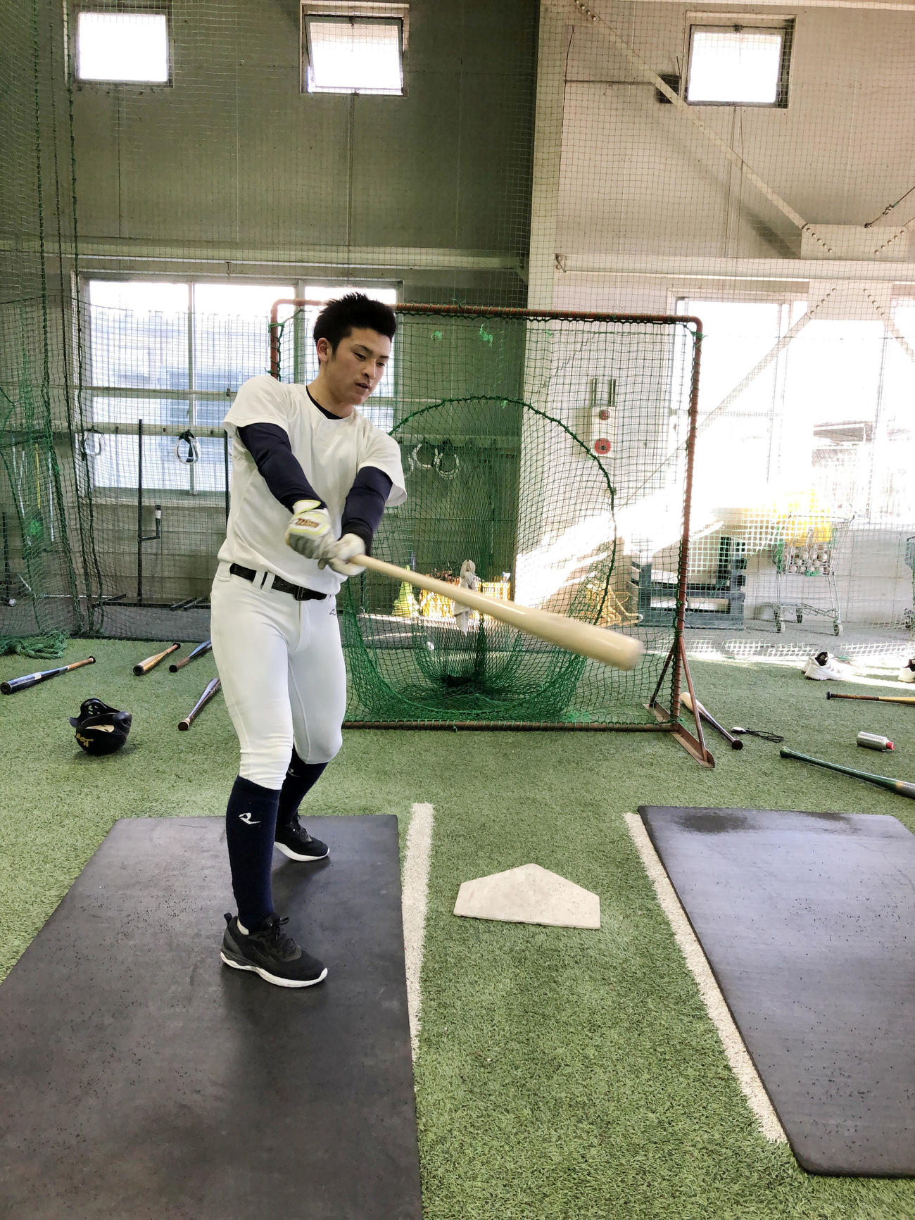 学校内で自主トレを行う高寺（球団提供）