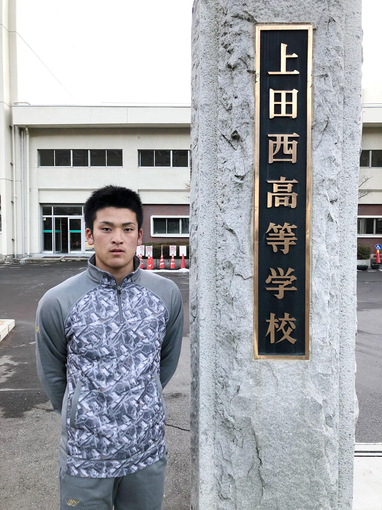学校内で自主トレを行う高寺（球団提供）