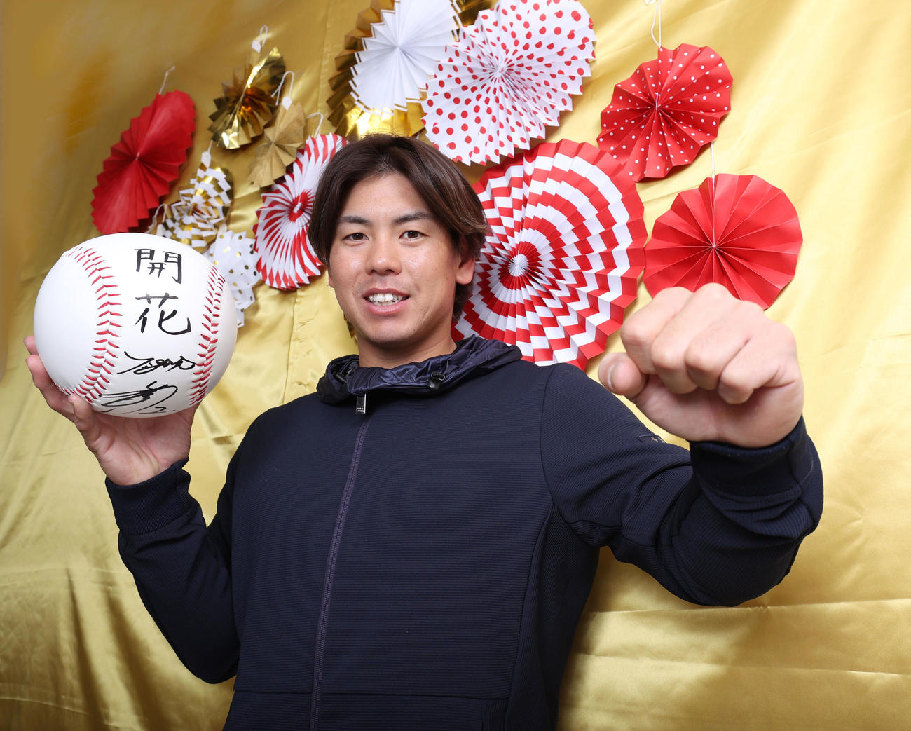 新年の抱負「開花」と書き記し意気込む梅野隆太郎（撮影・清水貴仁）