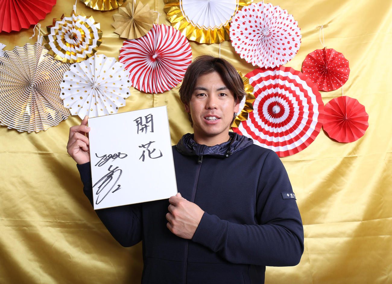 21年の抱負に「開花」と書き記し意気込む梅野（撮影・清水貴仁）