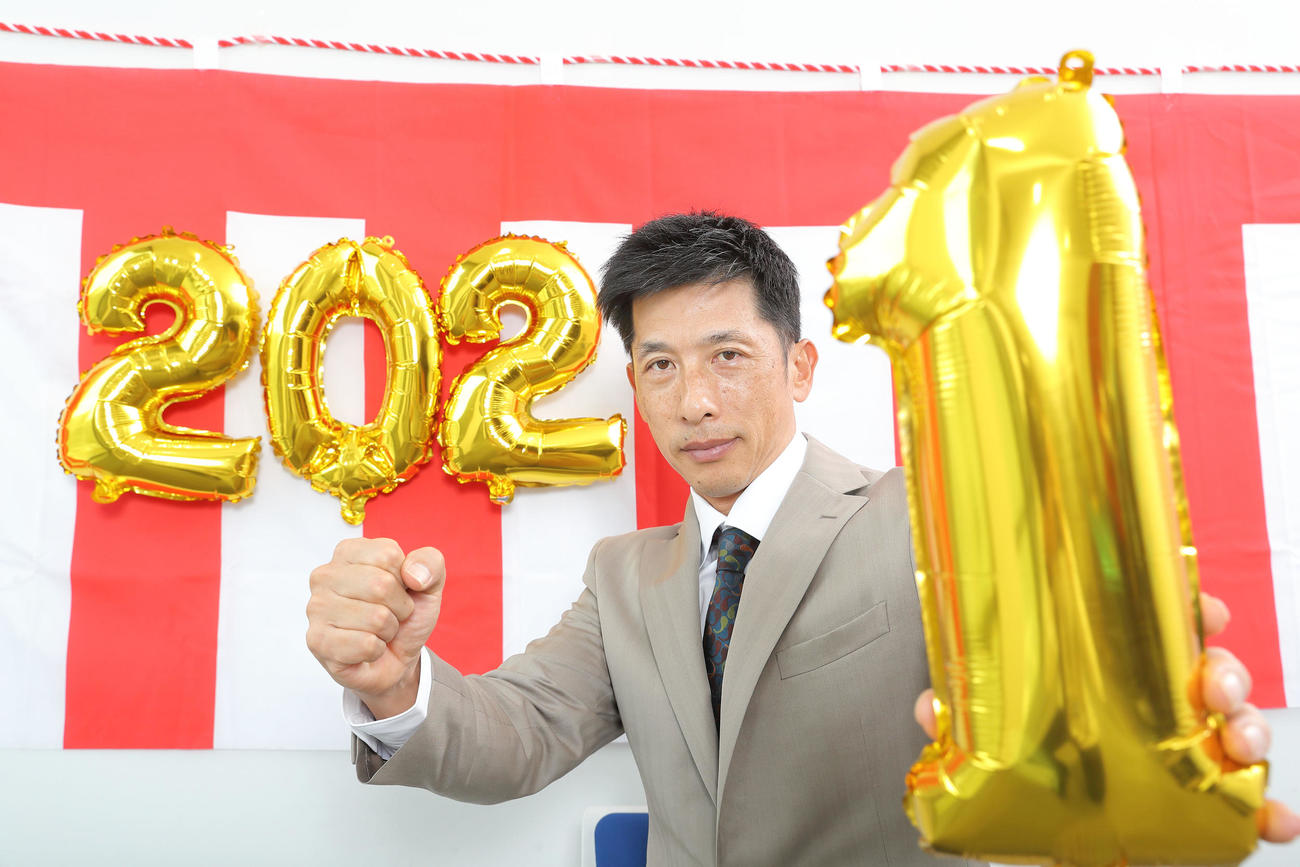 2021年の「1」を手に引き締まった表情でガッツポーズする阪神矢野監督（撮影・前田充）