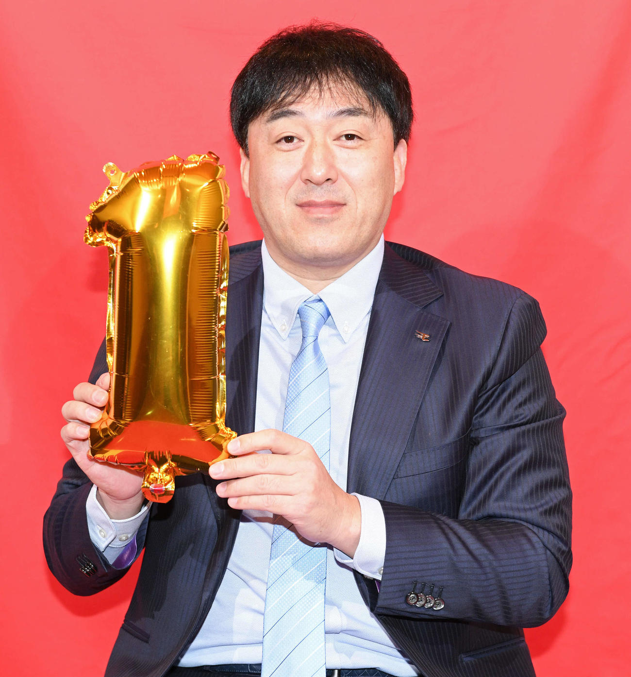 「2021」の「1」のバルーンを手にする楽天石井GM兼任監督（撮影・滝沢徹郎）