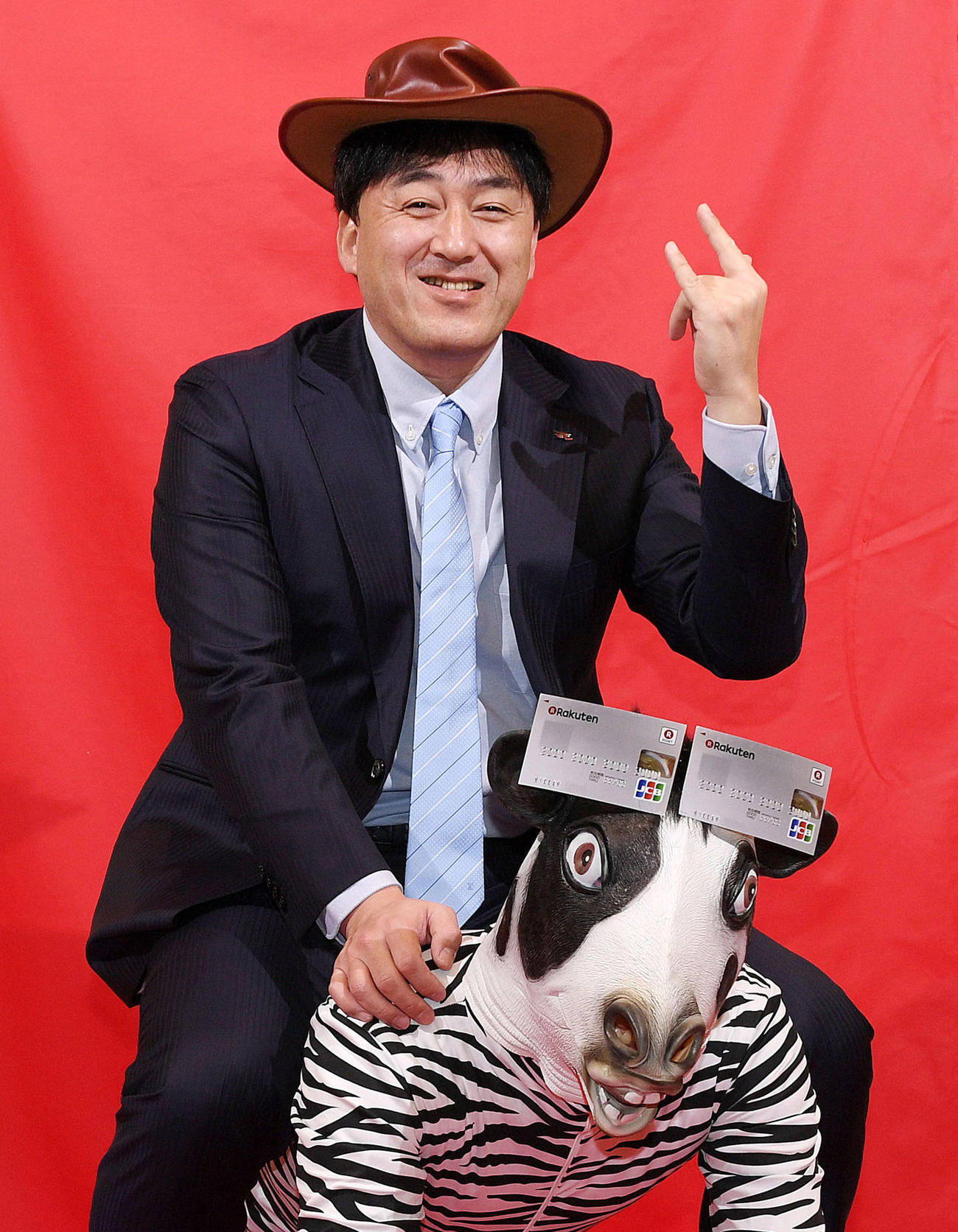 2021年丑（うし）年で年男の楽天石井一久GM兼任監督は、牛にまたがり今季の大暴れを誓った（撮影・滝沢徹郎）
