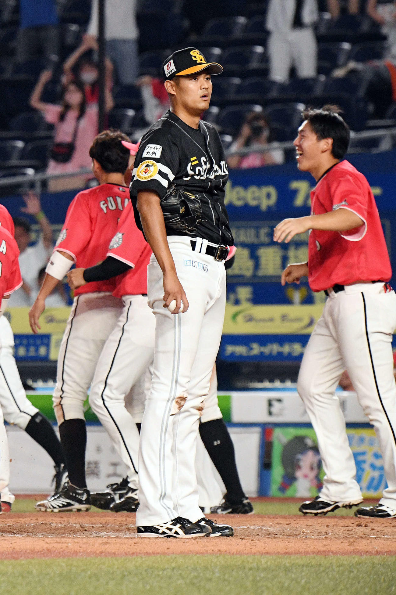 20年8月20日、ロッテ対ソフトバンク　10回裏ロッテ2死一、二塁、暴投でサヨナラ負けしぼう然とするソフトバンク椎野