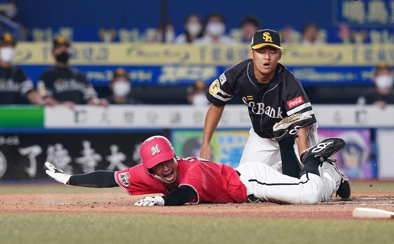 20年8月20日、ロッテ対ソフトバンク　10回裏ロッテ2死一、二塁、ソフトバンク椎野（左）の暴投で二塁から一気に生還する鳥谷