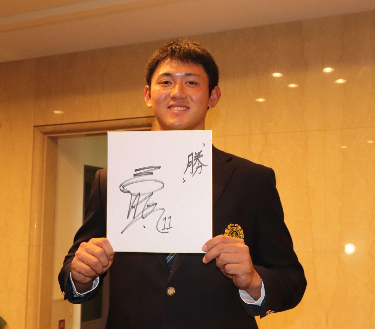 2021年のテーマとする漢字に「勝」と書いた巨人ドラフト1位の平内（撮影・小早川宗一郎）