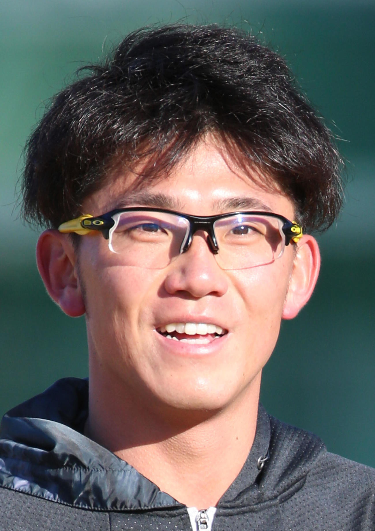 自主トレを公開し笑顔を見せる伊藤将司（撮影・上山淳一）