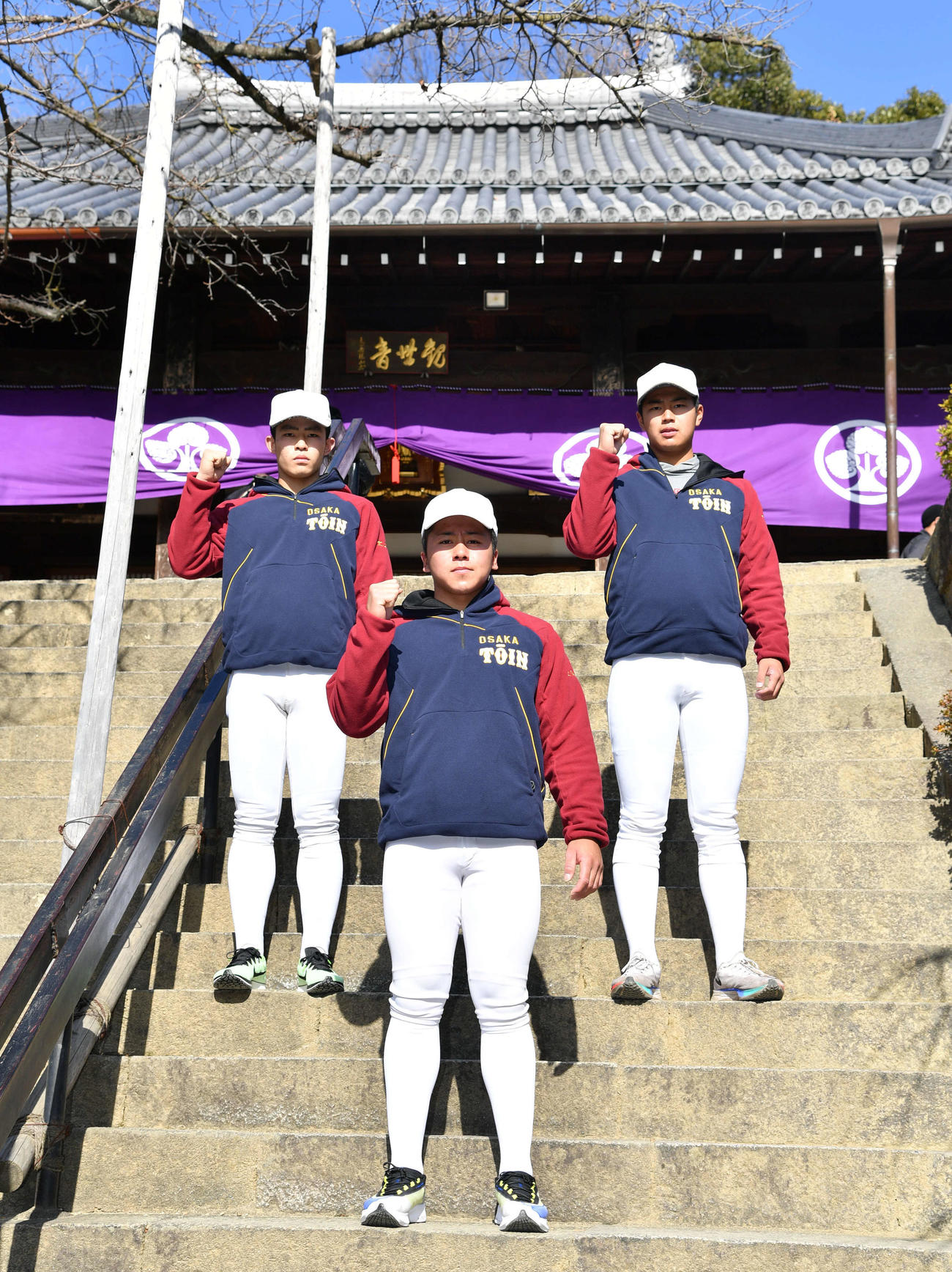 必勝祈願を行った、左から大阪桐蔭・関戸、池田、松浦（撮影・岩下翔太）