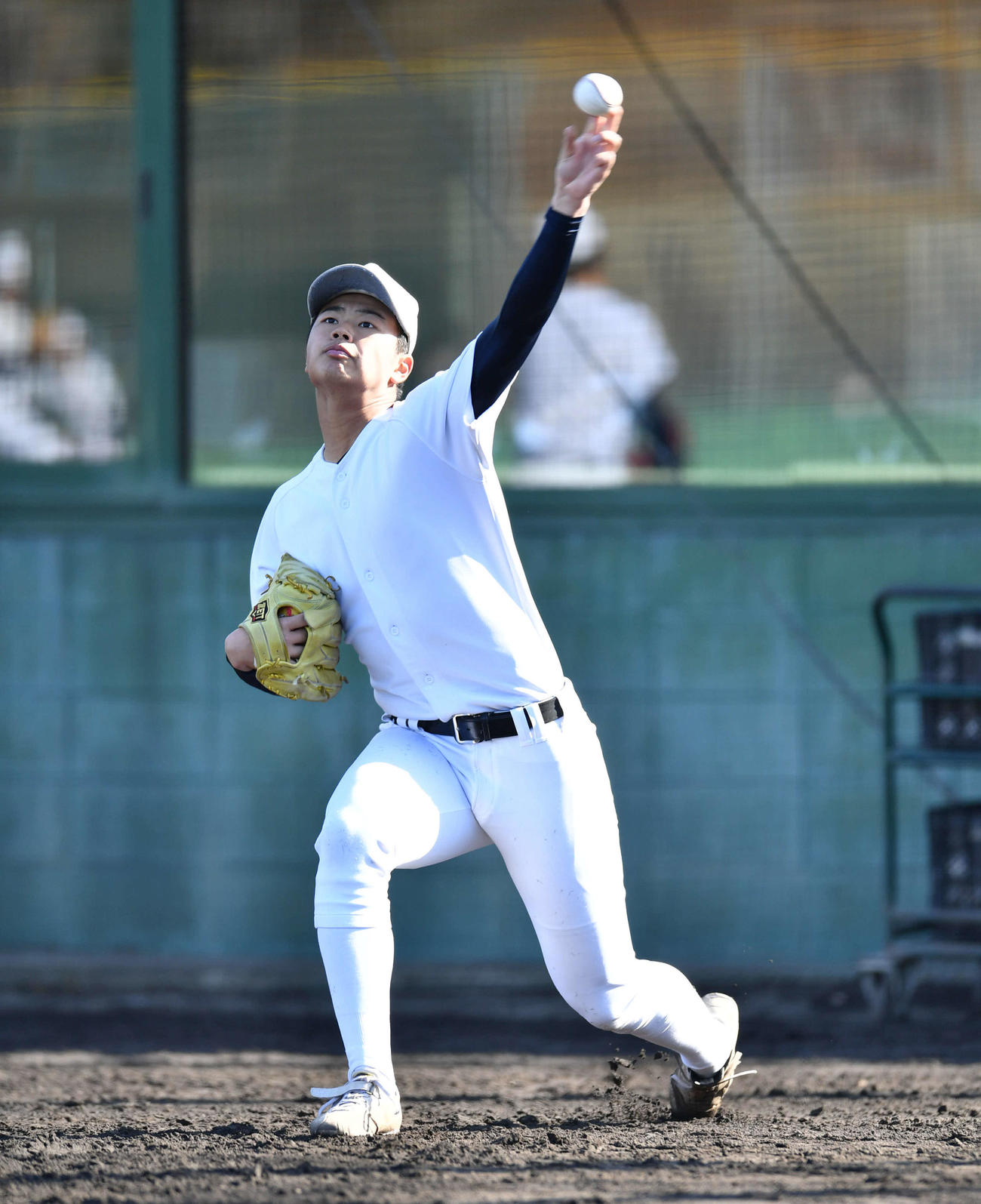 キャッチボールを行う大阪桐蔭・松浦（撮影・岩下翔太）