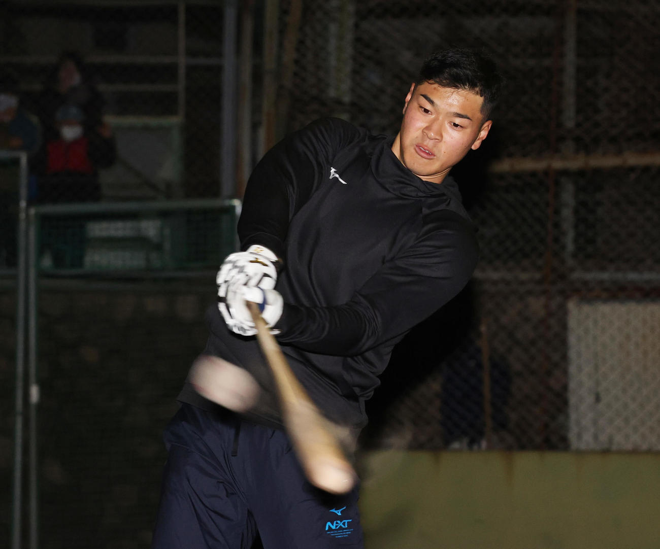母校仁川学院で自主トレを行う佐藤（撮影・清水貴仁）