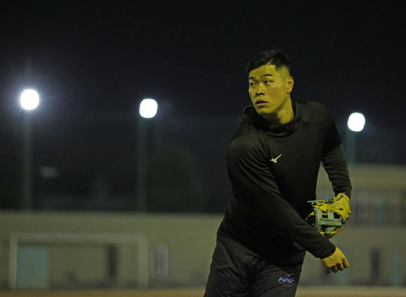 母校仁川学院で自主トレを行う佐藤輝明（撮影・清水貴仁）
