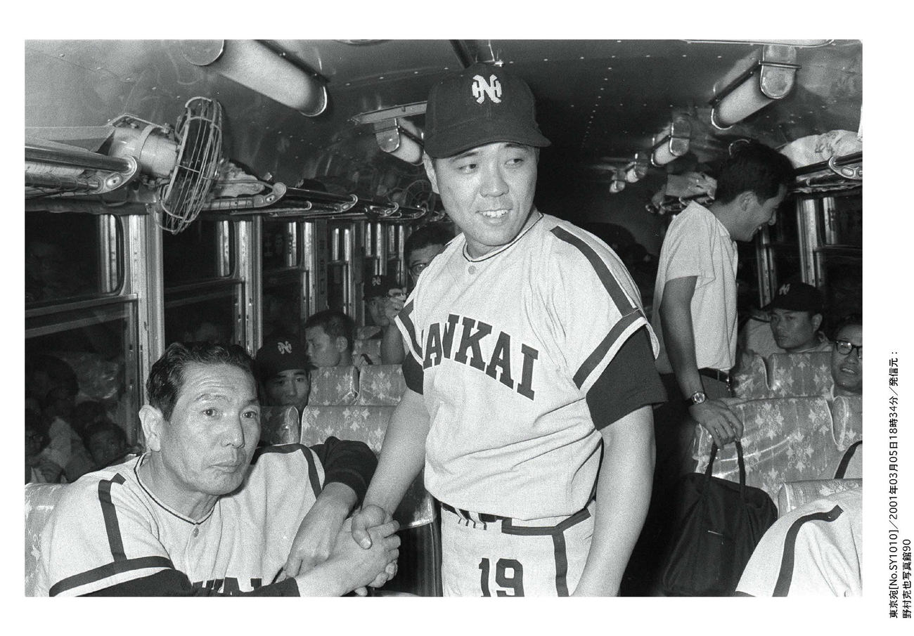 68年7月12日、東京戦で400号本塁打を放った野村克也（右）と握手を交わす鶴岡一人監督