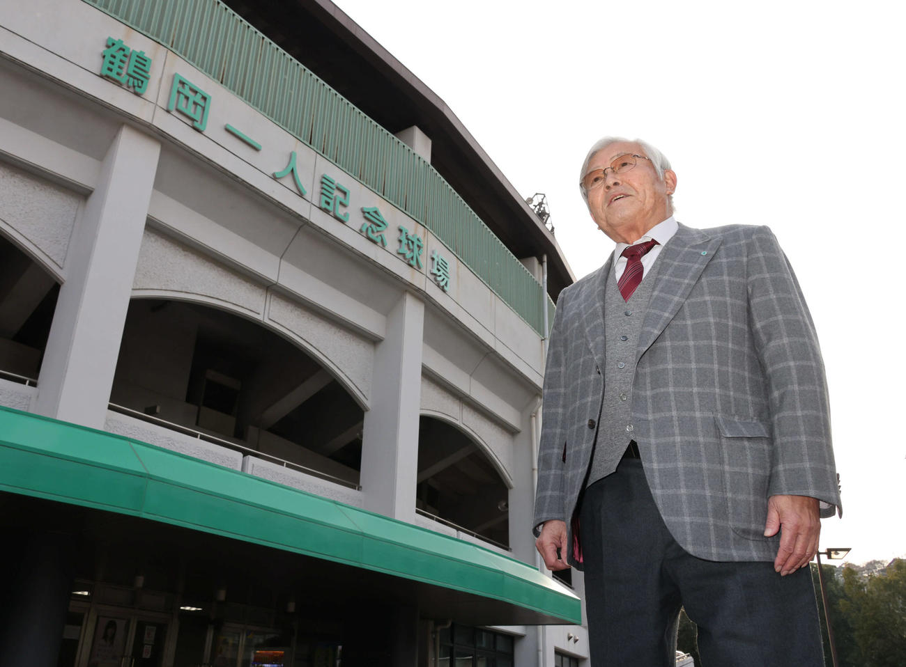 鶴岡一人記念球場の前に立つ大之木建設の大之木雄次郎会長（撮影・加藤孝規）