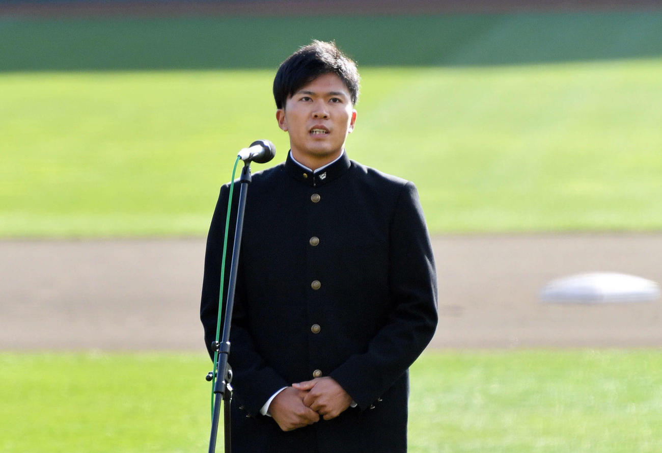 楽天ファン感謝祭であいさつするドラフト1位の早大・早川（20年12月5日撮影）