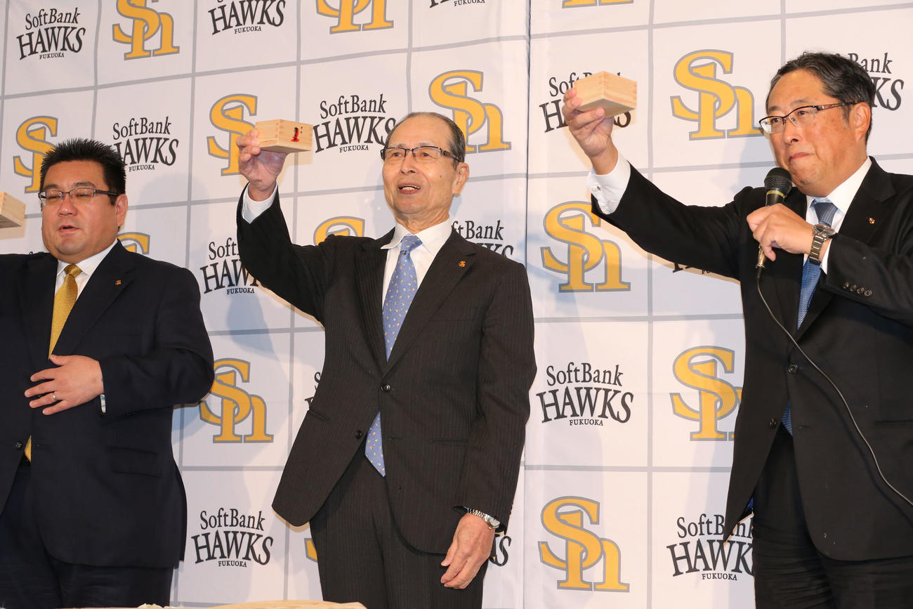 御神酒で乾杯する王貞治球団会長（撮影・梅根麻紀）