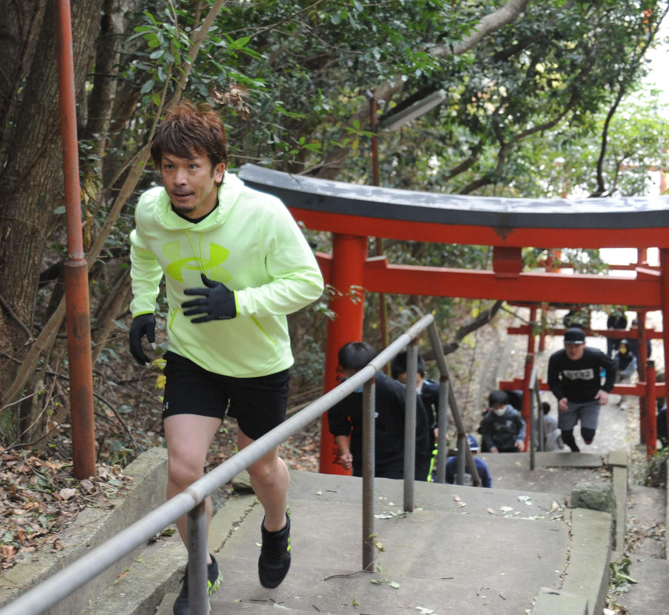 ソフトバンク松田が大嶽神社の階段を駆け上がる（撮影・浦田由紀夫）