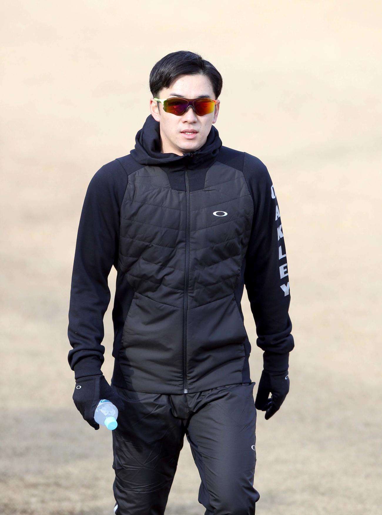 ランニングを終え引き揚げる日本ハム斎藤（撮影・佐藤翔太）