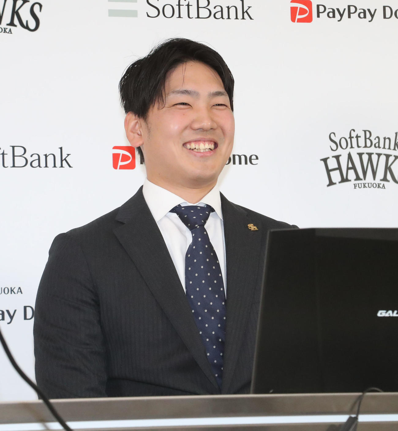 契約更改を終えた石川柊太は会見で話をする（撮影・梅根麻紀）