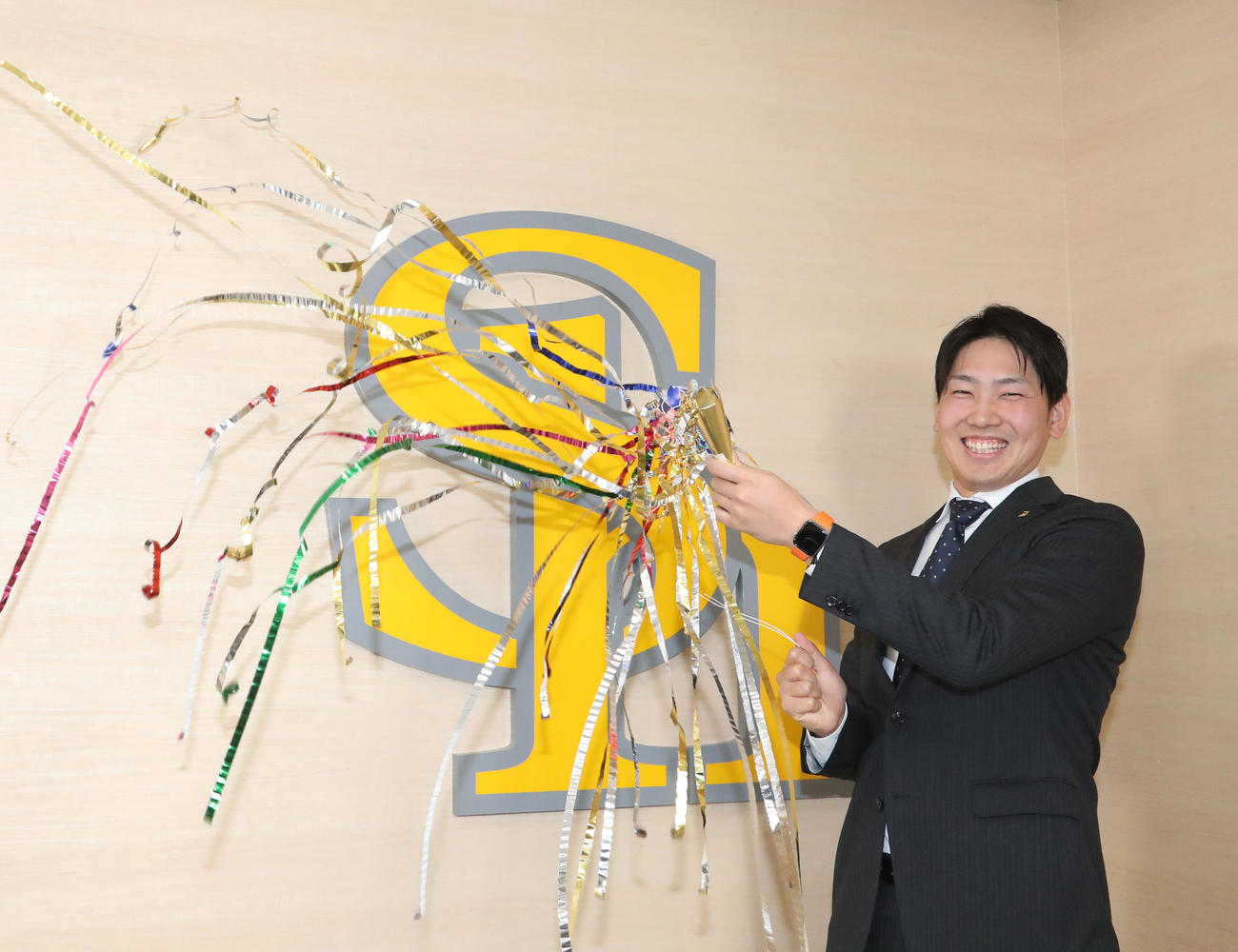 クラッカーで新年を祝う石川柊太（撮影・梅根麻紀）