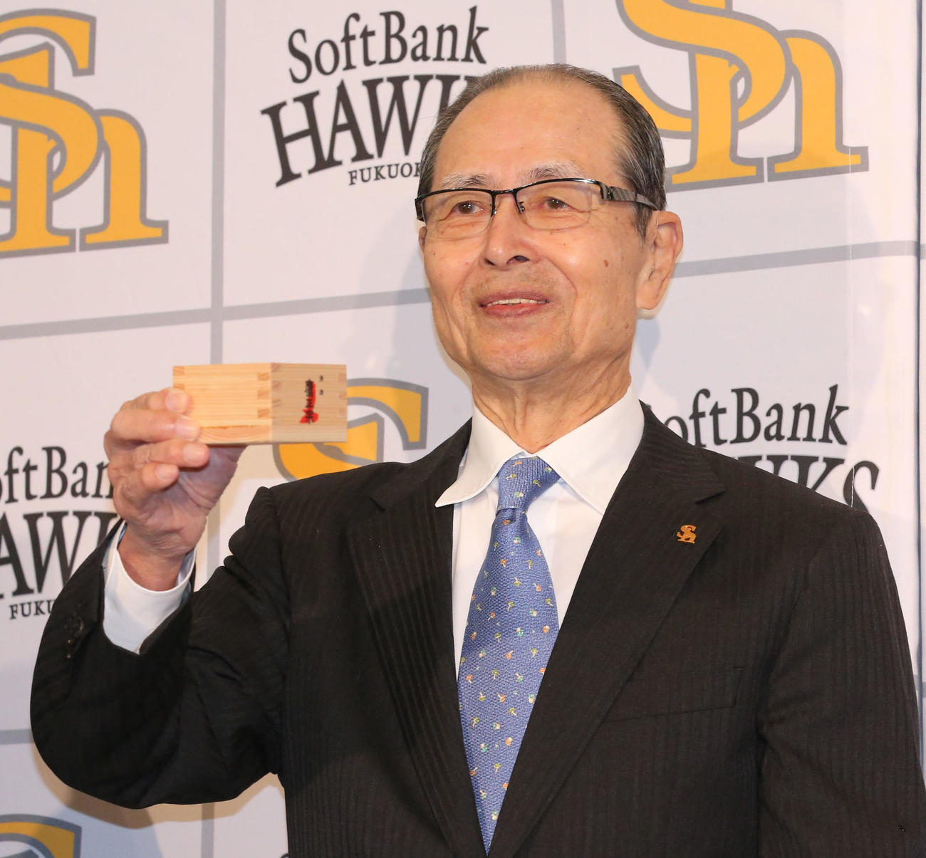 お神酒で乾杯するソフトバンク王球団会長（撮影・梅根麻紀）