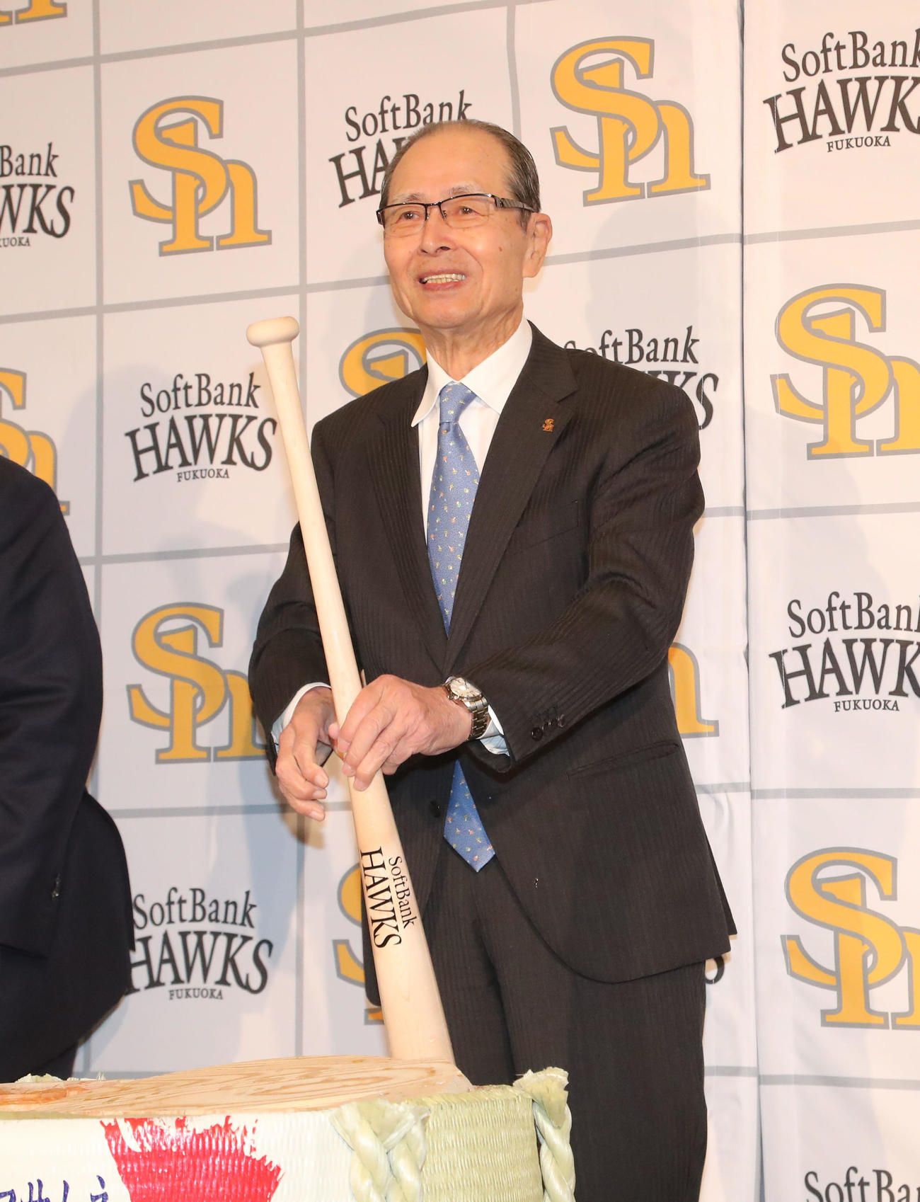 鏡開きで新年を祝うソフトバンク王球団会長（撮影・梅根麻紀）