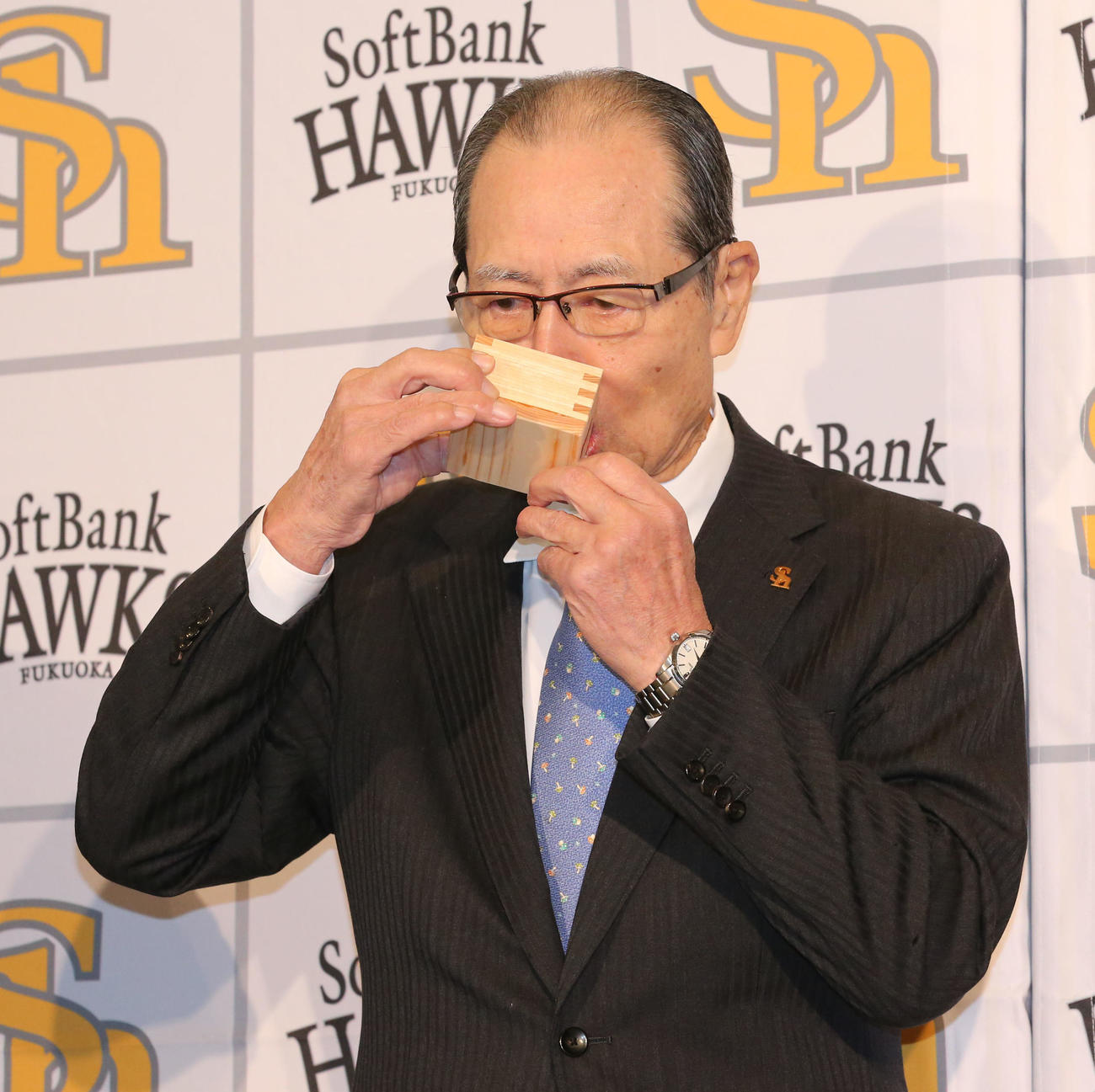 御神酒で乾杯するソフトバンク王球団会長（撮影・梅根麻紀）
