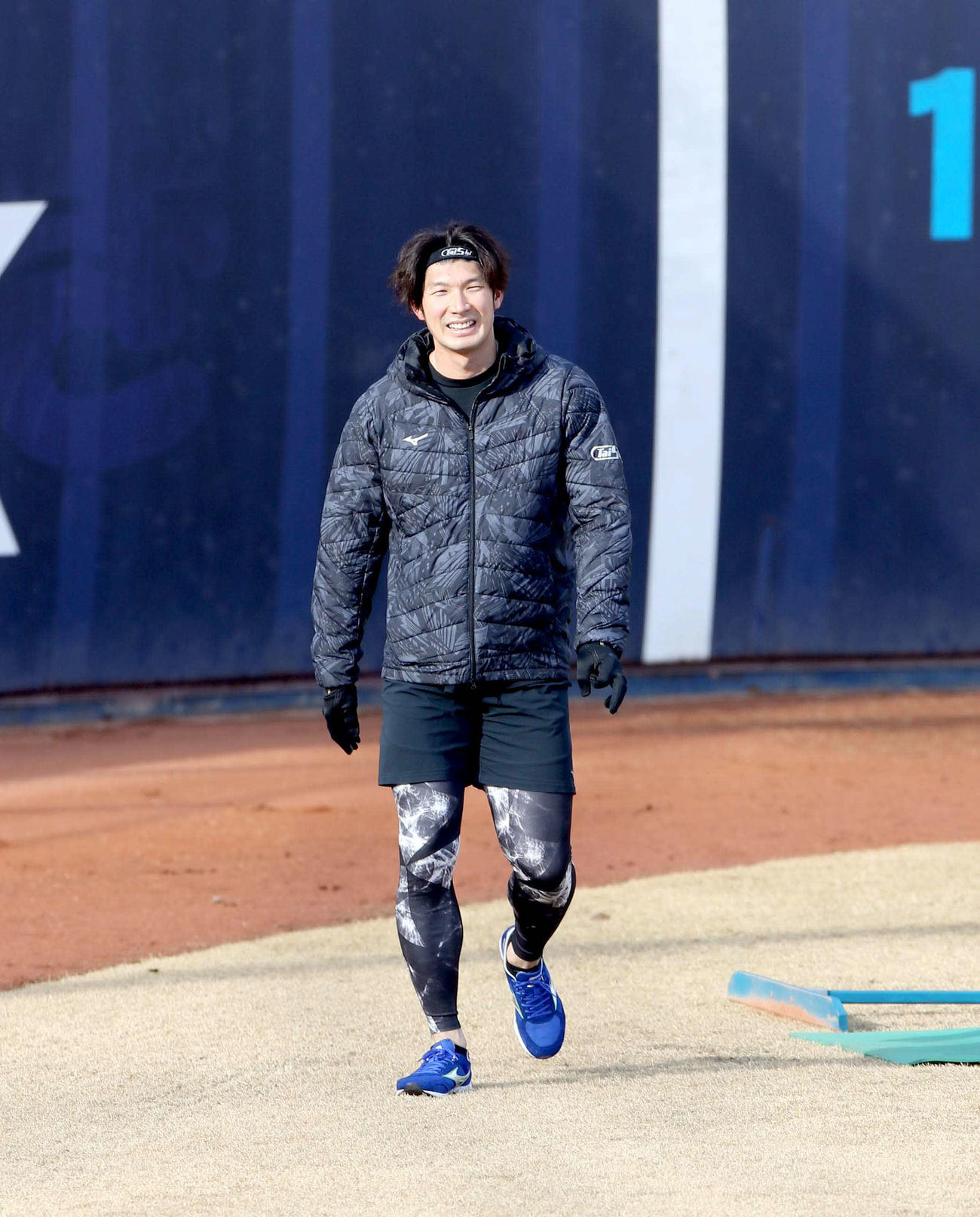 ランニングを終え室内練習場に向かう日本ハム大田（撮影・佐藤翔太）