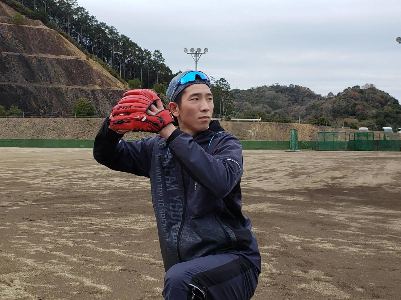 宮崎・延岡市内の母校・聖心ウルスラ学園でキャッチボールを行う巨人戸郷（球団提供）
