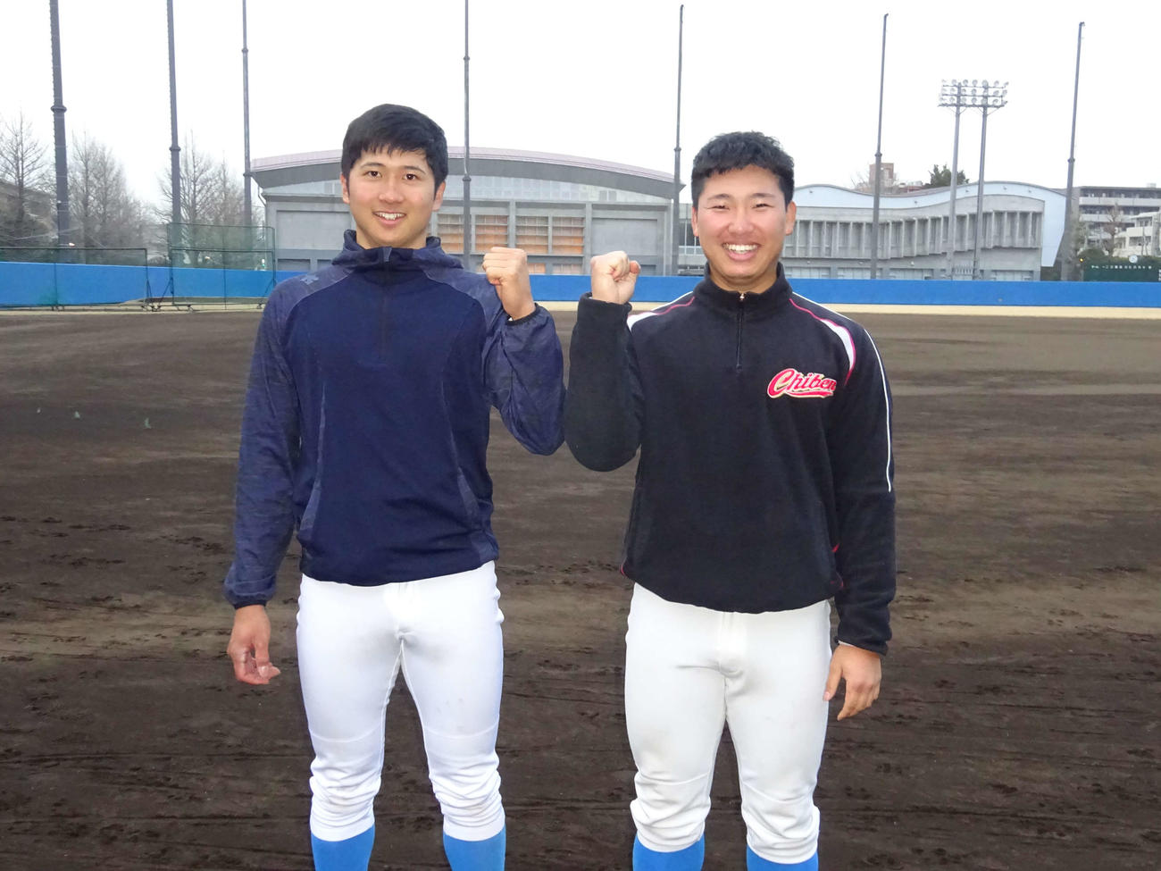 練習始めで日本一を誓う（写真左から）主将の泉口とエース候補の森（撮影・保坂淑子）