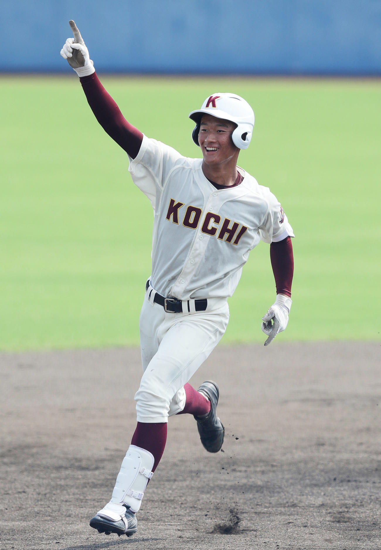 19年7月、明徳義塾戦で本塁打を放ち、応援席に向かって指を突き上げる高知・森木