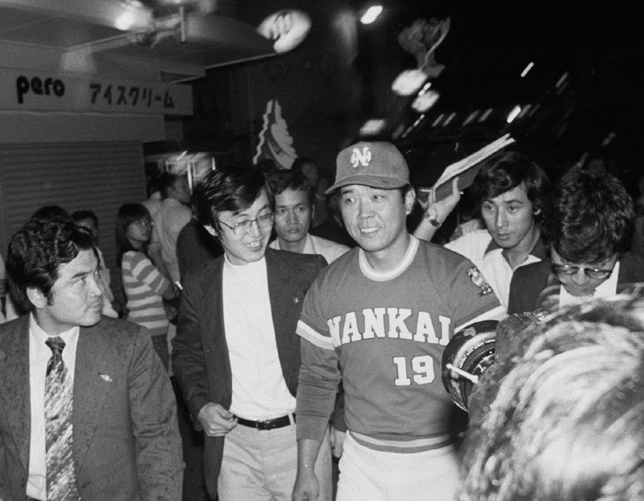 77年9月、解任問題が浮上する中、後楽園球場を出る野村監督