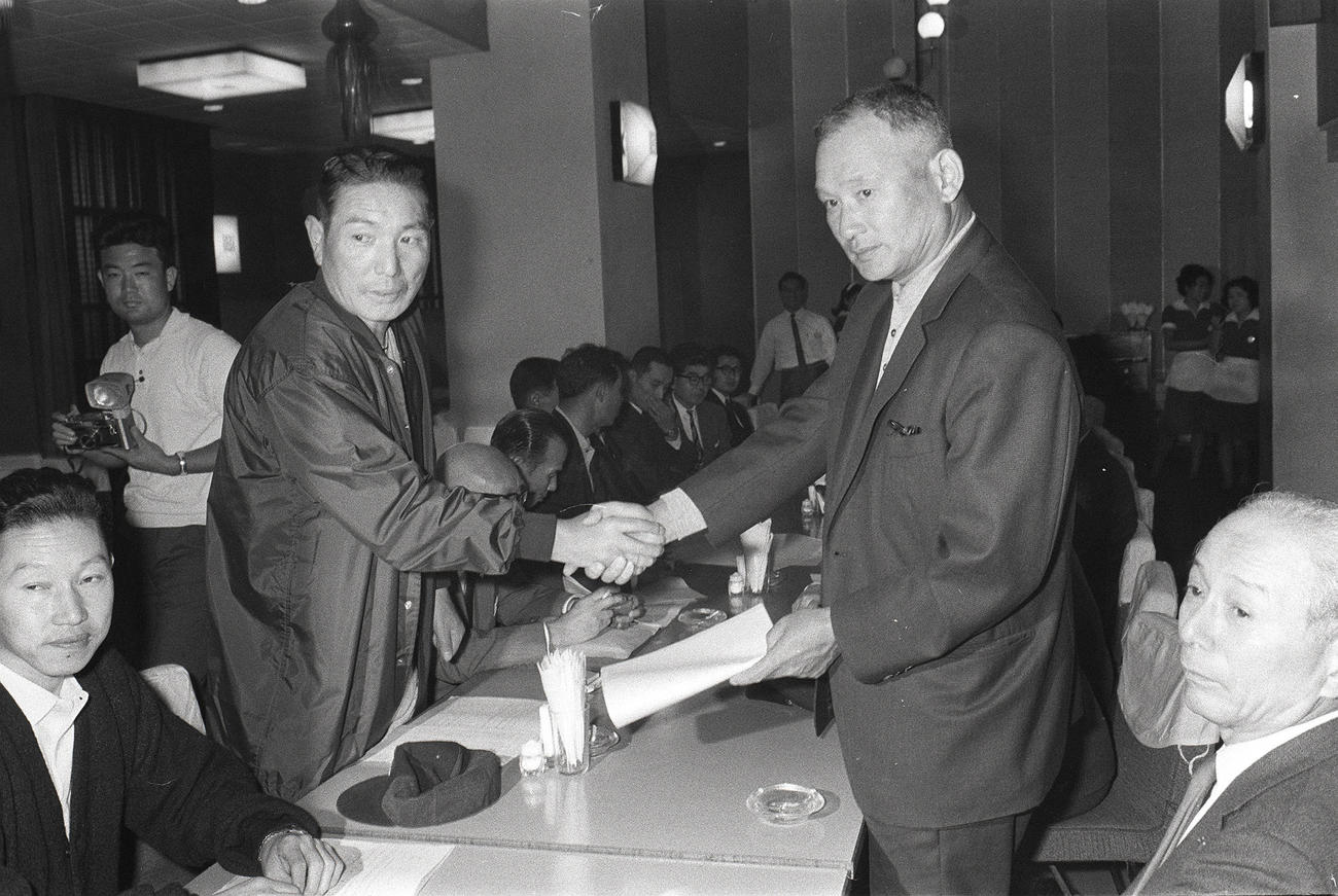 66年、日本シリーズのルール打ち合わせで握手を交わす南海鶴岡一人監督（左）と巨人川上哲治監督