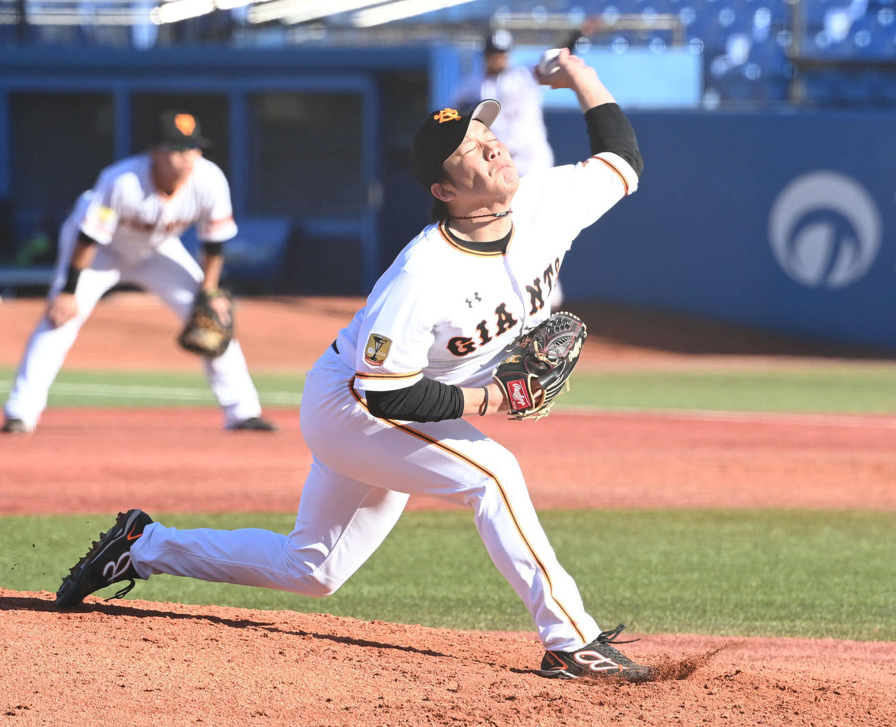 プロ野球合同トライアウト　力投する巨人藤岡（撮影・山崎安昭）