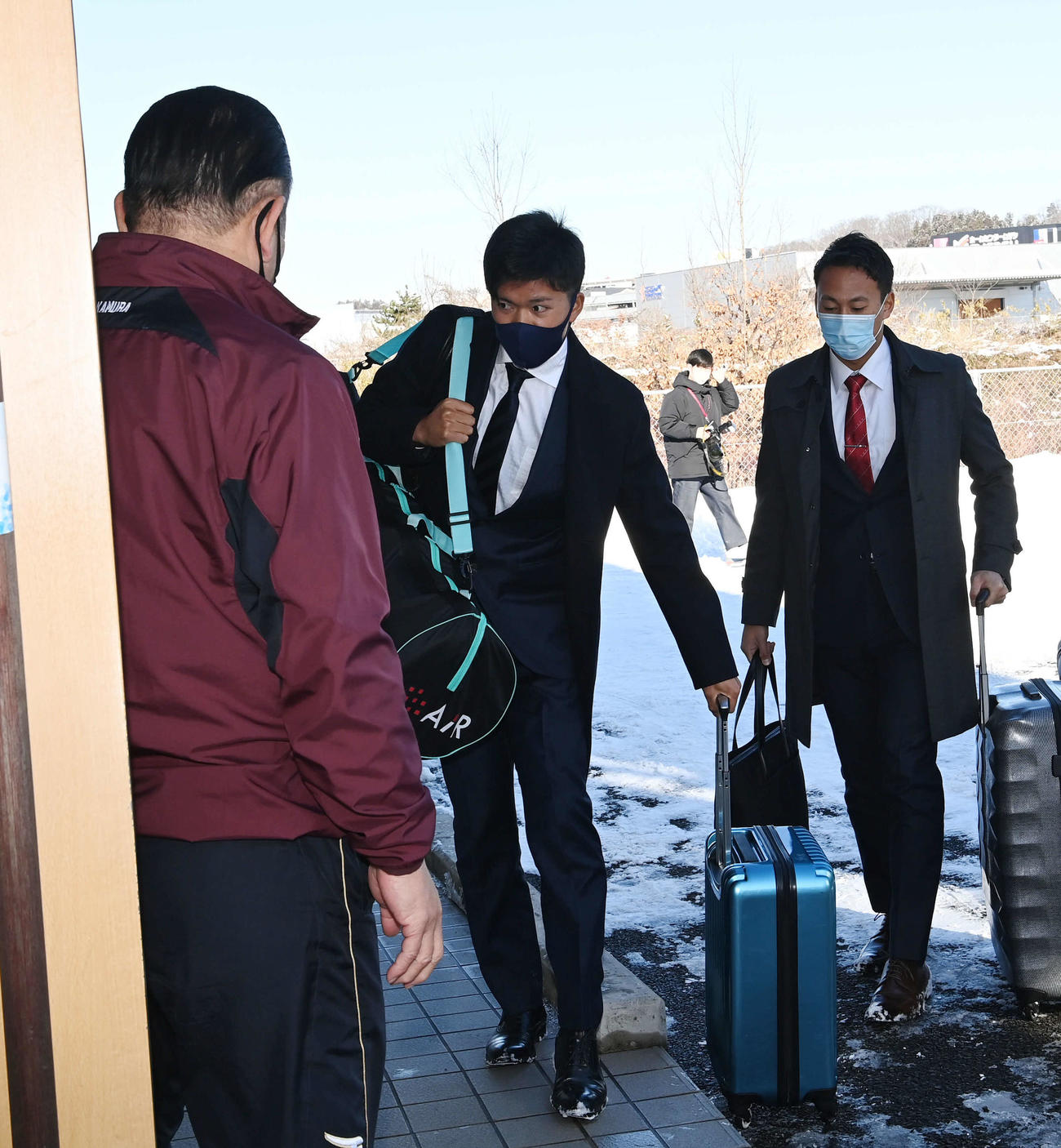 キャリーバッグを引いて入寮する楽天ドラフト1位早川（中央）（撮影・山崎安昭）