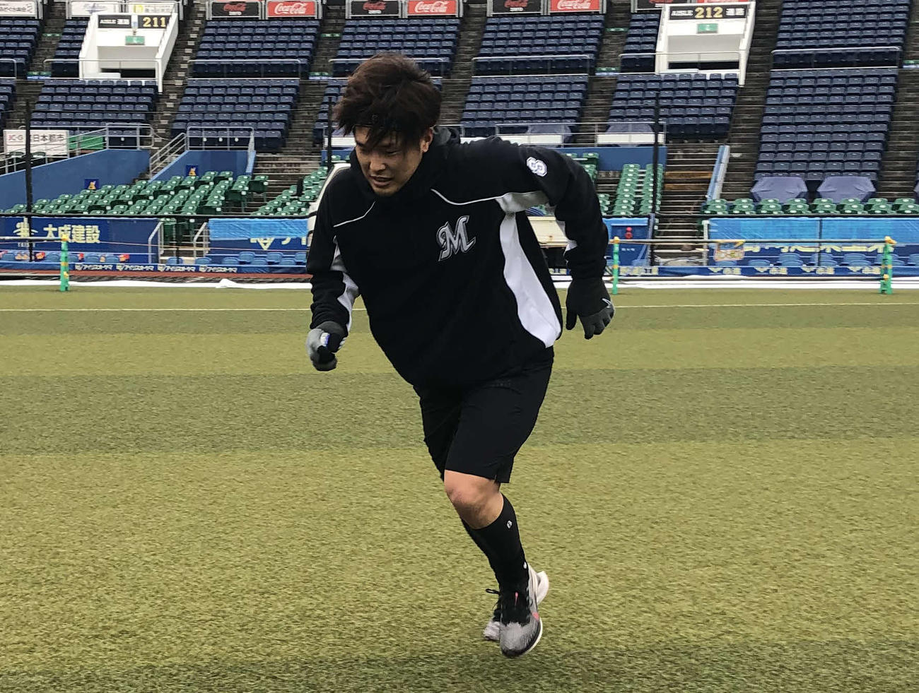 ZOZOマリンで自主トレを行ったロッテ中村奨（球団提供）