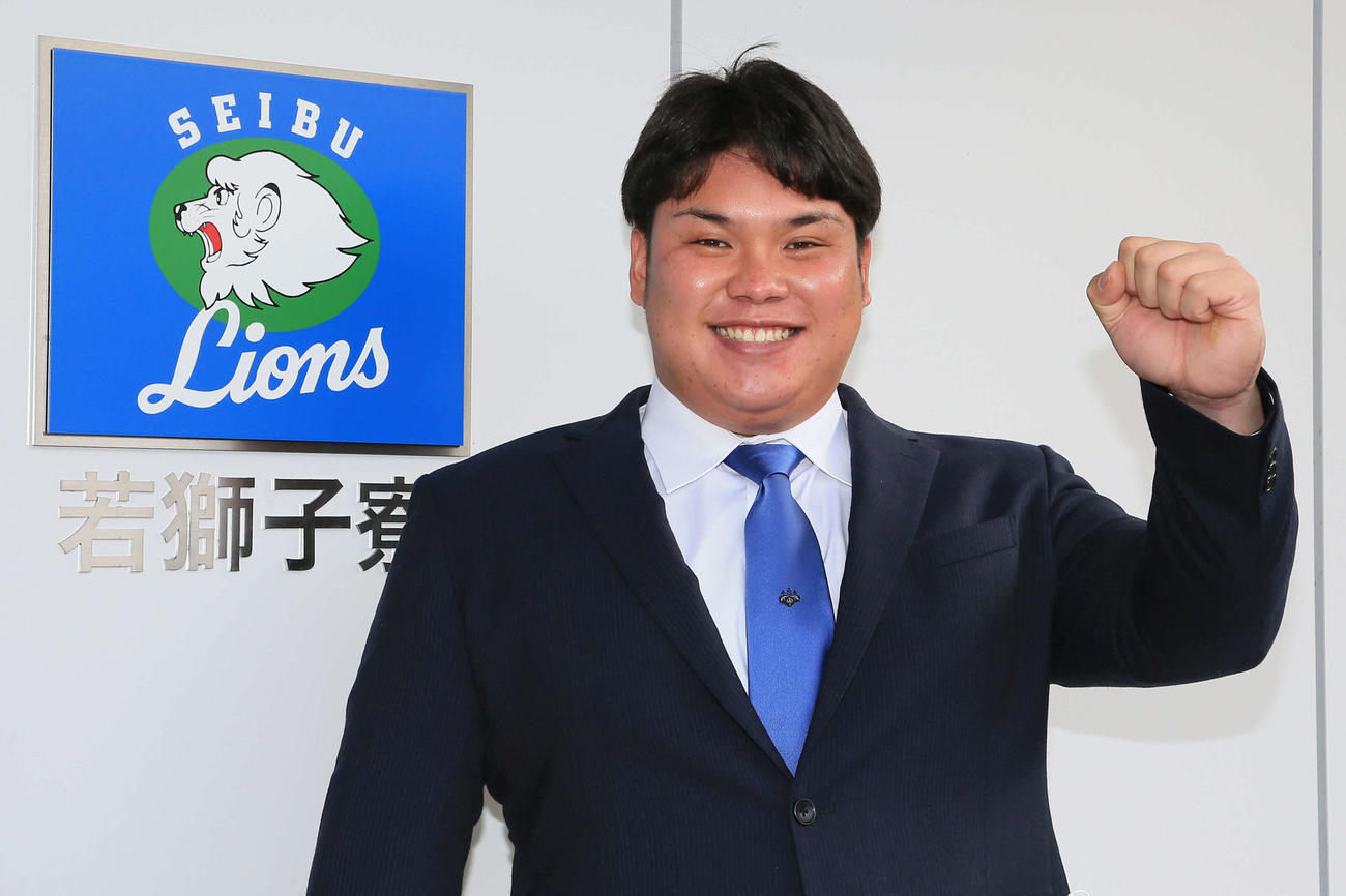 若獅子寮の前でポーズを決める渡部（代表撮影）