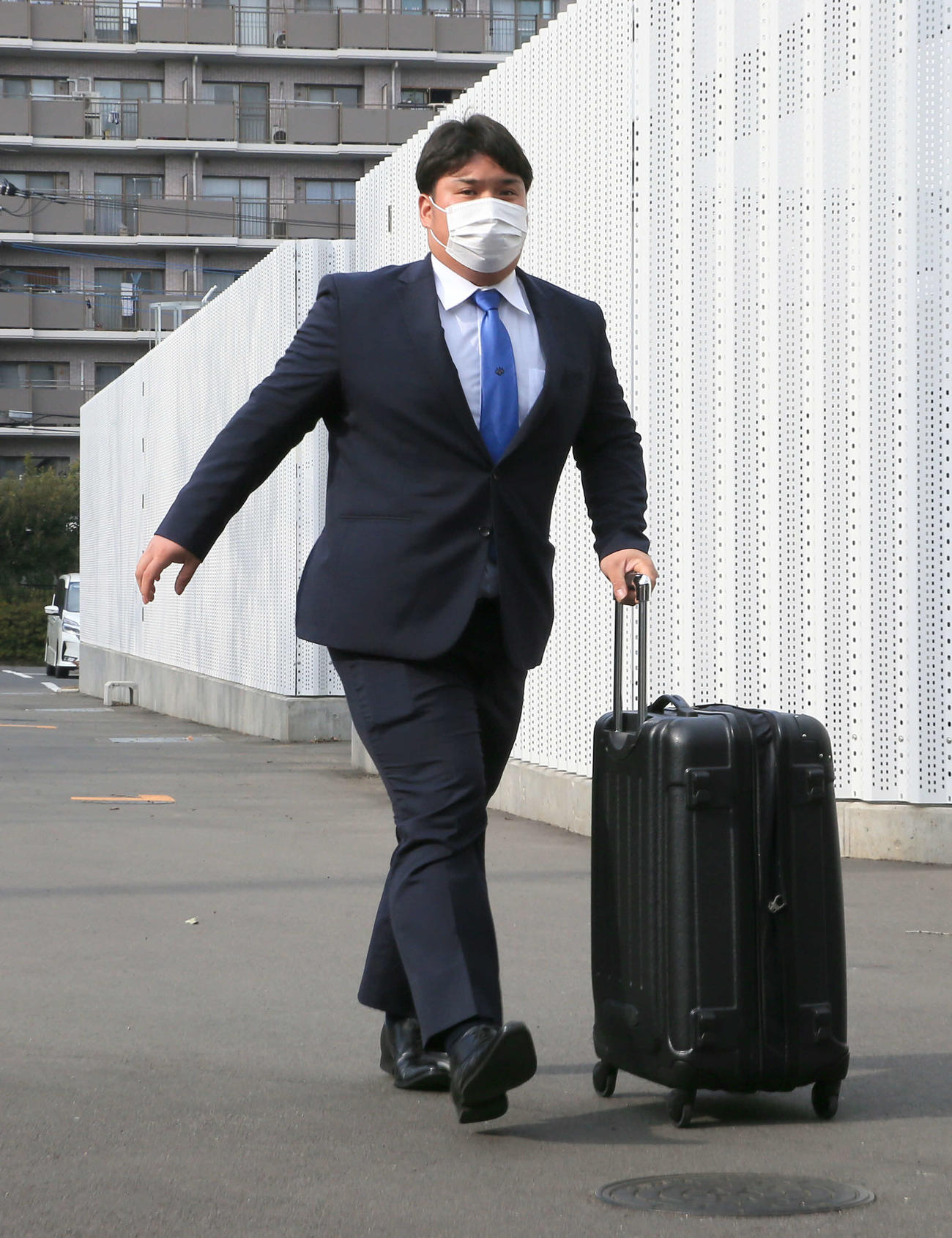 若獅子寮に到着した渡部（代表撮影）