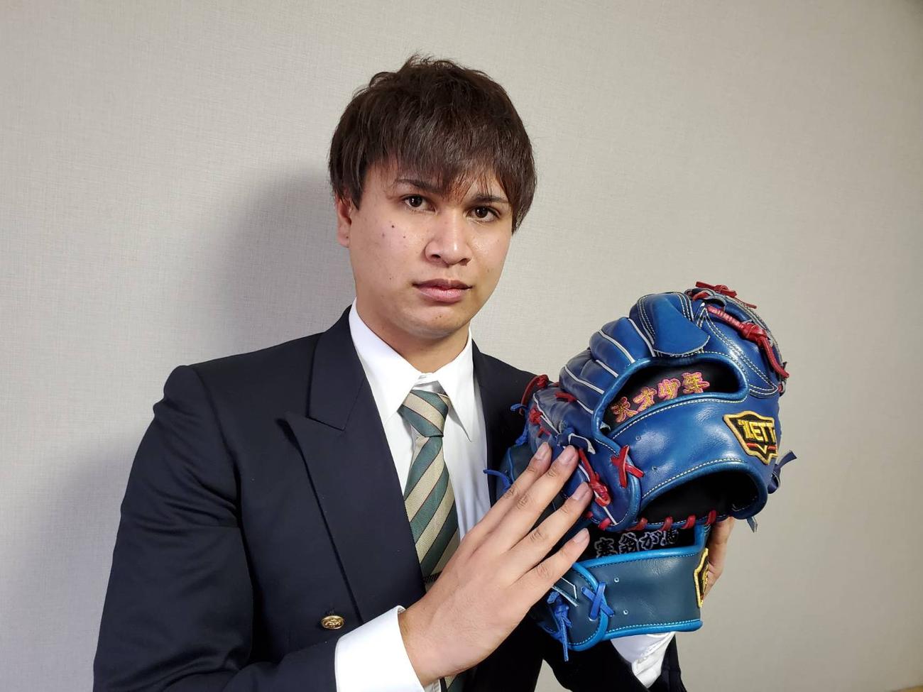 2つのグラブを持参したオリックス宇田川（球団提供）