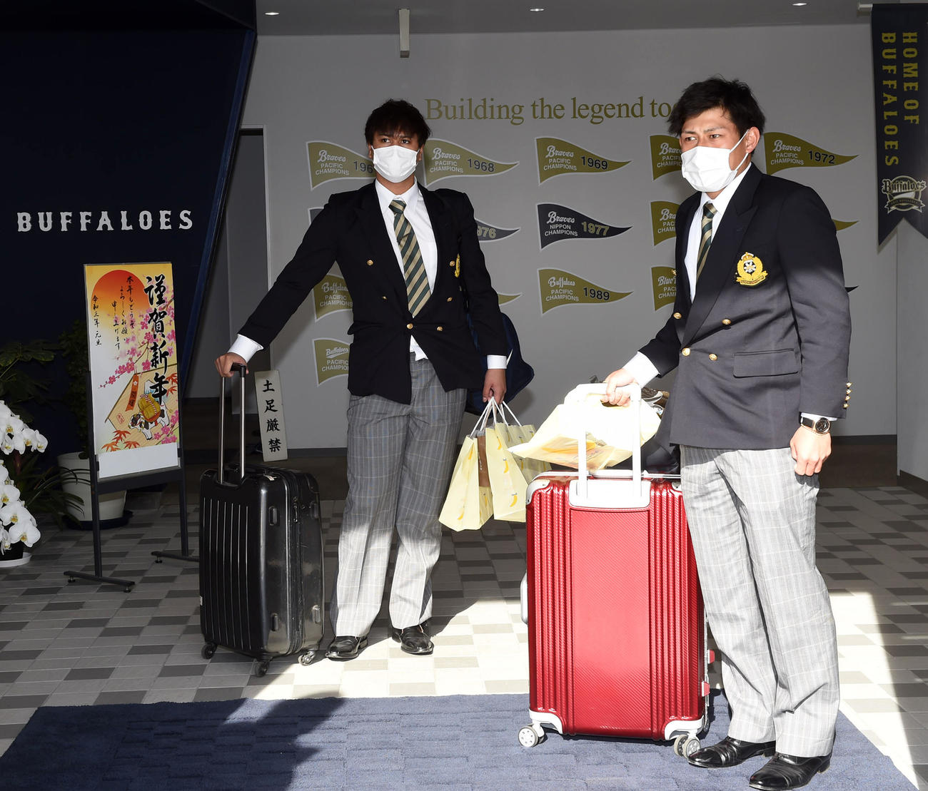 入寮する育成3位の宇田川優希（左）と育成5位の佐野如一（撮影・前岡正明）