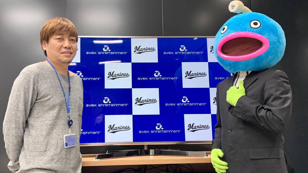 CDデビューが正式決定したロッテ「謎の魚」（右）とエイベックス猪野取締役（球団提供）
