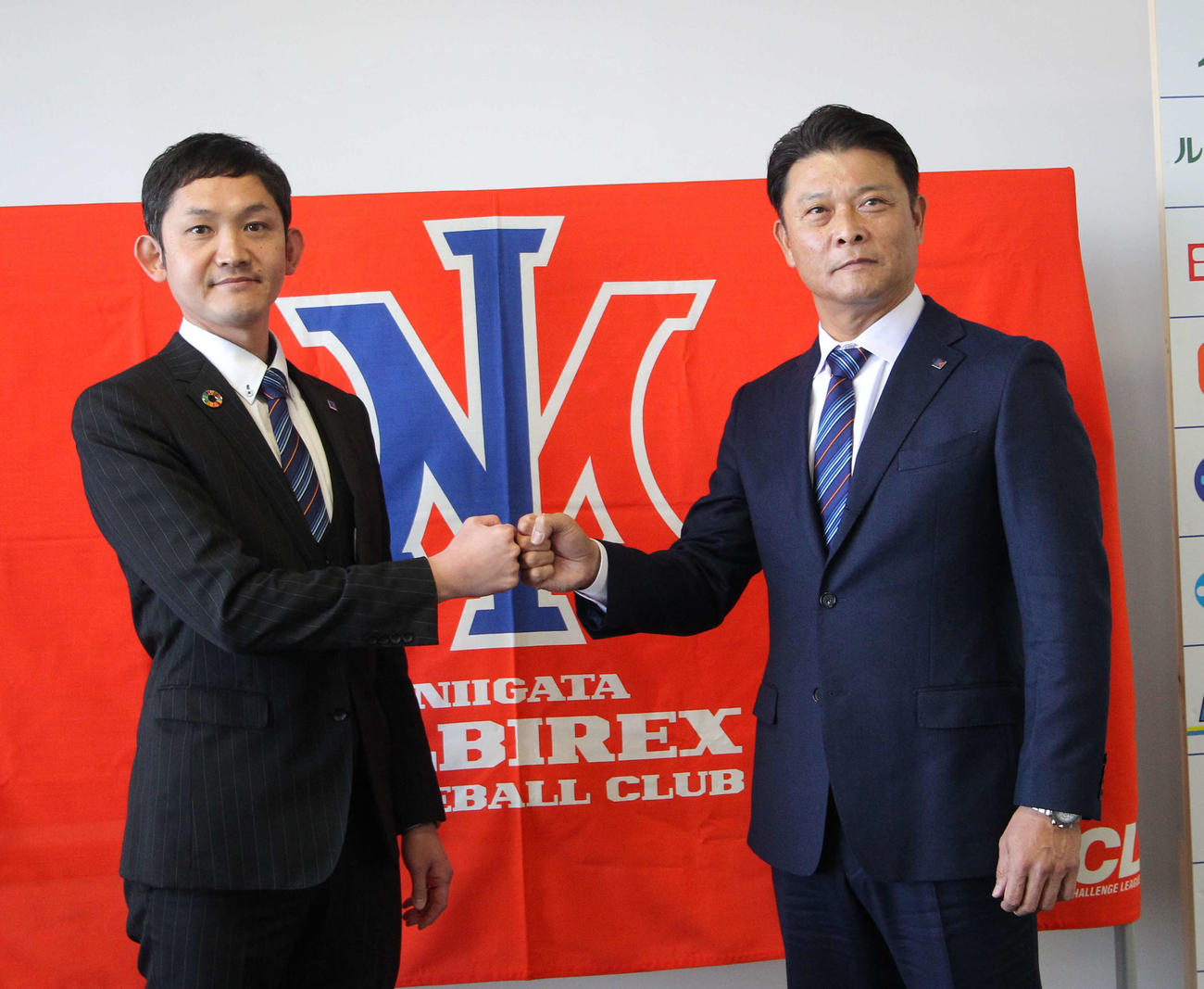 池田社長（左）とグータッチする橋上監督