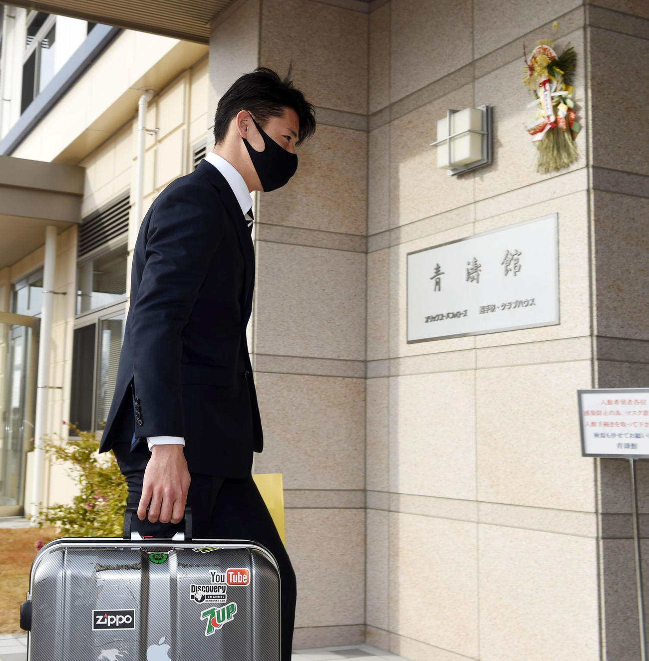 入寮するドラフト4位の中川颯（撮影・前岡正明）